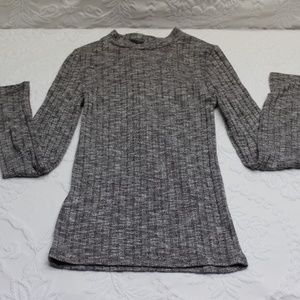 Sadie Robertson  Wild Blue SZ Small Grey Knit Top